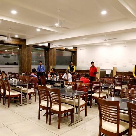 Virat Hotel & Guest House Rādhanpur エクステリア 写真