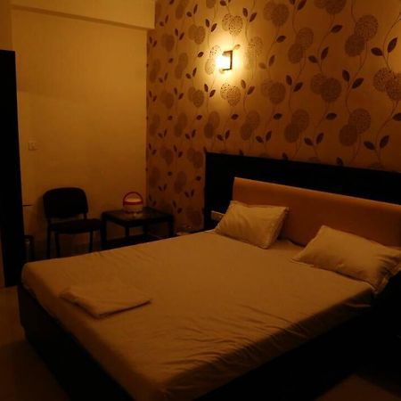 Virat Hotel & Guest House Rādhanpur エクステリア 写真