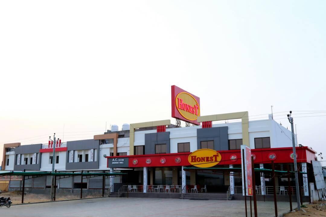 Virat Hotel & Guest House Rādhanpur エクステリア 写真